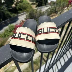 送関込【GUCCI】Pursuittreck ストライプ ラバー スライド s_wp_6671ee6ec9af8c6ee5cb5a40.webp